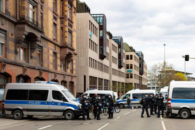 Demonstration von Querdenken 711 in Stuttgart 03.04.2021 Unter dem Motto: Das Jahr der Freiheit - Grundrechte sind nicht verhandelbar. demonstrieren Anhänger der Querdenken-Bewegung in Stuttgart. Gegendemonstranten versuchen auf Fahrrädern und zu Fuß die Demonstrationen zu blockieren.