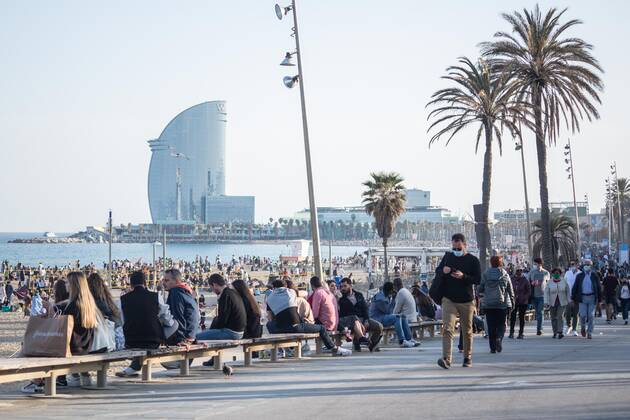 April 3, 2021, Barcelona, Catalonia, Spain: People are seen on Barceloneta beach promenade.Barceloneta Beach in Barcelona is full in the 2021 beach season. In a state of alarm due to the corona virus pandemic, in Catalonia, the use of a mask and safety distances are mandatory in all public spaces to contain the spread of COVID- 19 Barcelona Spain - ZUMAd159 20210403_zia_d159_062 Copyright: xThiagoxPrudenciox