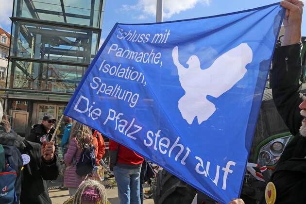Querdenker-Großdemo in Stuttgart. Das Motto der Demo lautete Grundrechte sind nicht verhandelbar