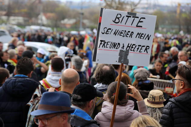 Querdenker-Großdemo in Stuttgart. Das Motto der Demo lautete Grundrechte sind nicht verhandelbar