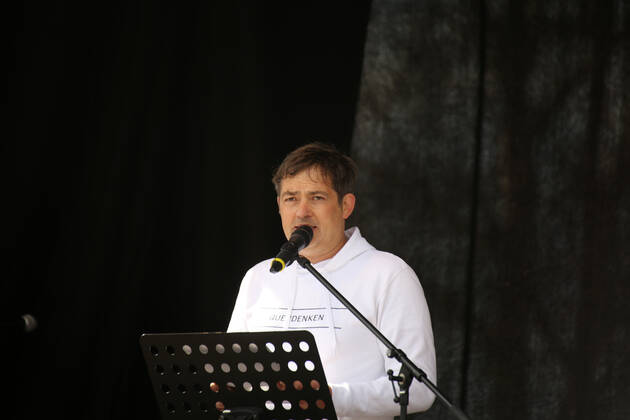 Michael Ballweg spricht auf der Querdenker-Großdemo in Stuttgart. Das Motto der Demo lautete Grundrechte sind nicht verhandelbar
