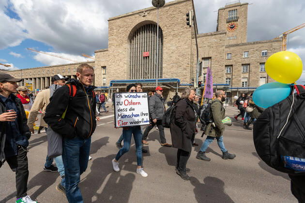 Stuttgart Querdenken 711: Demo auf Cannstatter Wasen, Stuttgart, 03.04.2021, Querdenken 711: Demo auf Cannstatter Wasen, Stuttgart, ich wuensche mir zu Ostern dass die Menschen ihre Eier wieder finden, 03.04.2021, Copyright: xEIBENR DROFITSCHx EP_ddh