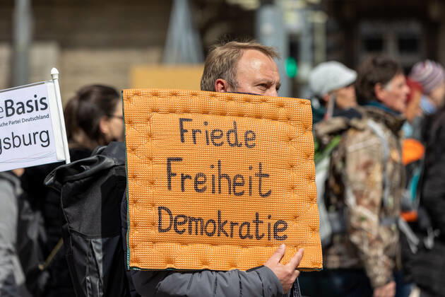 Stuttgart Querdenken 711: Demo auf Cannstatter Wasen, Stuttgart, 03.04.2021, Querdenken 711: Demo auf Cannstatter Wasen, Stuttgart, Friede, Freiheit, Demokratie, 03.04.2021, Copyright: xEIBENR DROFITSCHx EP_ddh