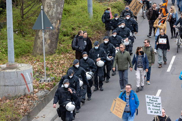 Stuttgart Querdenken 711: Demo auf Cannstatter Wasen, Stuttgart, 03.04.2021, Querdenken 711: Demo auf Cannstatter Wasen, Stuttgart, Demonstrante mit Plakate, Polizei, 03.04.2021, Copyright: xEIBENR DROFITSCHx EP_ddh