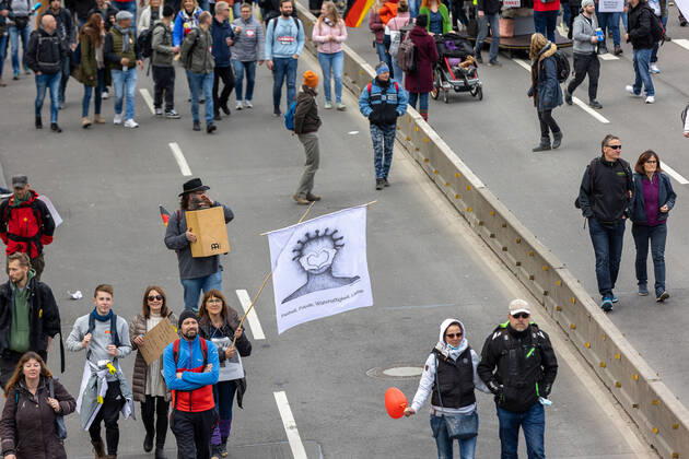 Stuttgart Querdenken 711: Demo auf Cannstatter Wasen, Stuttgart, 03.04.2021, Querdenken 711: Demo auf Cannstatter Wasen, Stuttgart, Demonstranten mit Plakate, Freiheit, Frieden, Liebe, 03.04.2021, Copyright: xEIBENR DROFITSCHx EP_ddh