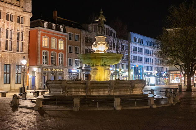 Like an abandoned city. Aachen on Easter vigil between 10 p.m. and 11 p.m. At the market in front of the town hall, the statue of Charlemagne watches alone on the fountain. In Aachen on April 3, 2021. GERMANY - AACHEN - EASTER Easter 2021 Covid Pandemic