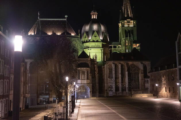 Like an abandoned city at the most central point of the city, the Katschhof. Aachen on Easter vigil between 10 p.m. and 11 p.m. A liturgy for Easter vigil takes place in Aachen Cathedral. In Aachen on April 3, 2021. GERMANY - AACHEN - EASTER Easter 2021 Covid Pandemic