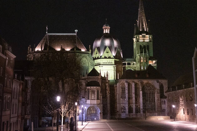Like an abandoned city at the most central point of the city, the Katschhof. Aachen on Easter vigil between 10 p.m. and 11 p.m. A liturgy for Easter vigil takes place in Aachen Cathedral. In Aachen on April 3, 2021. GERMANY - AACHEN - EASTER Easter 2021 Covid Pandemic