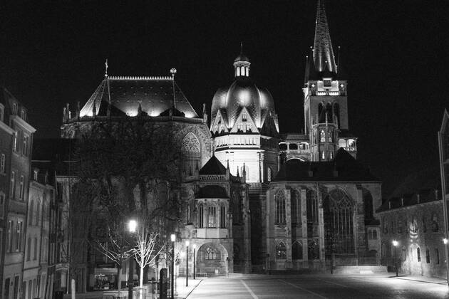 Like an abandoned city at the most central point of the city, the Katschhof. Aachen on Easter vigil between 10 p.m. and 11 p.m. A liturgy for Easter vigil takes place in Aachen Cathedral. In Aachen on April 3, 2021. GERMANY - AACHEN - EASTER Easter 2021 Covid Pandemic