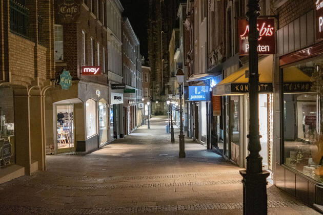 Like an abandoned city. Aachen on Easter vigil between 10 p.m. and 11 p.m. Glance into the deserted Krämerstrasse. In Aachen on April 3, 2021. GERMANY - AACHEN - EASTER Easter 2021 Covid Pandemic