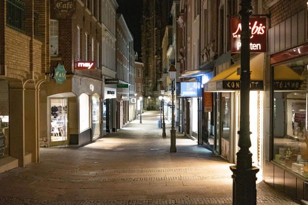 Like an abandoned city. Aachen on Easter vigil between 10 p.m. and 11 p.m. Glance into the deserted Krämerstrasse. In Aachen on April 3, 2021. GERMANY - AACHEN - EASTER Easter 2021 Covid Pandemic