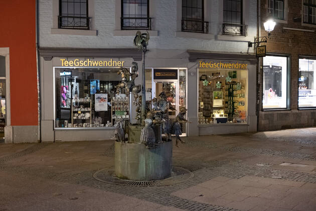 Like an abandoned city. Aachen on Easter vigil between 10 p.m. and 11 p.m. Only the dolls enliven the lonely doll fountain created in 1975 by the Aachen sculptor Bonifatius Stirnberg. In Aachen on April 3, 2021. GERMANY - AACHEN - EASTER Easter 2021 Covid Pandemic