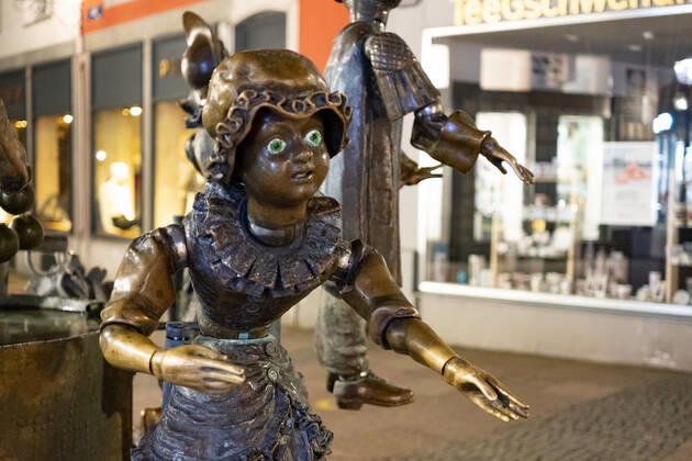 Like an abandoned city. Aachen on Easter vigil between 10 p.m. and 11 p.m. Only the dolls enliven the lonely doll fountain created in 1975 by the Aachen sculptor Bonifatius Stirnberg. In Aachen on April 3, 2021. GERMANY - AACHEN - EASTER Easter 2021 Covid Pandemic