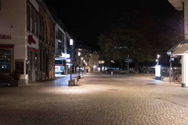 Like an abandoned city. Aachen on Easter vigil between 10 p.m. and 11 p.m. View of the deserted pedestrian zone Muensterplatz. In Aachen on April 3, 2021. GERMANY - AACHEN - EASTER Easter 2021 Covid Pandemic