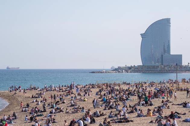 April 3, 2021, Barcelona, Catalonia, Spain: A crowd of people seen on the beach of Barceloneta..The Barceloneta Beach in Barcelona is full in the 2021 beach season. In a state of alarm due to the corona virus pandemic, in Catalonia, the use of facemasks and safety distance is mandatory in all public spaces to contain the spread of COVID- 19 pandemic. Barcelona Spain - ZUMAs197 20210403_zab_s197_016 Copyright: xThiagoxPrudenciox