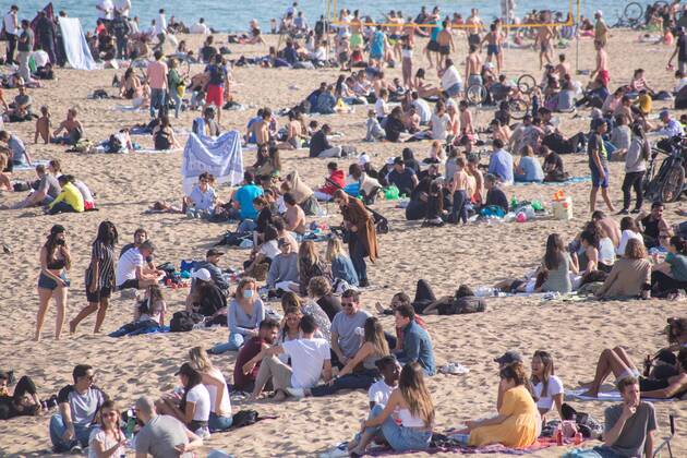 April 3, 2021, Barcelona, Catalonia, Spain: A crowd of people seen on the beach of Barceloneta..The Barceloneta Beach in Barcelona is full in the 2021 beach season. In a state of alarm due to the corona virus pandemic, in Catalonia, the use of facemasks and safety distance is mandatory in all public spaces to contain the spread of COVID- 19 pandemic. Barcelona Spain - ZUMAs197 20210403_zab_s197_018 Copyright: xThiagoxPrudenciox