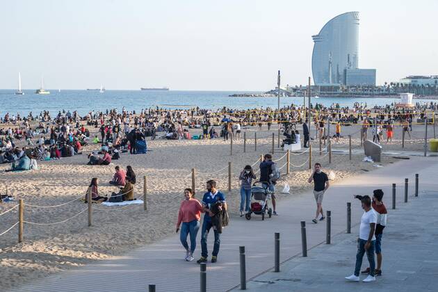 April 3, 2021, Barcelona, Catalonia, Spain: People seen on Barceloneta beach promenade..The Barceloneta Beach in Barcelona is full in the 2021 beach season. In a state of alarm due to the corona virus pandemic, in Catalonia, the use of facemasks and safety distance is mandatory in all public spaces to contain the spread of COVID- 19 pandemic. Barcelona Spain - ZUMAs197 20210403_zab_s197_026 Copyright: xThiagoxPrudenciox