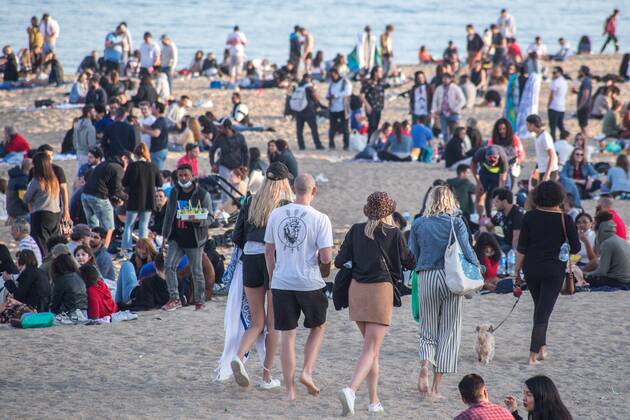 April 3, 2021, Barcelona, Catalonia, Spain: A crowd of people seen on the beach of Barceloneta..The Barceloneta Beach in Barcelona is full in the 2021 beach season. In a state of alarm due to the corona virus pandemic, in Catalonia, the use of facemasks and safety distance is mandatory in all public spaces to contain the spread of COVID- 19 pandemic. Barcelona Spain - ZUMAs197 20210403_zab_s197_027 Copyright: xThiagoxPrudenciox