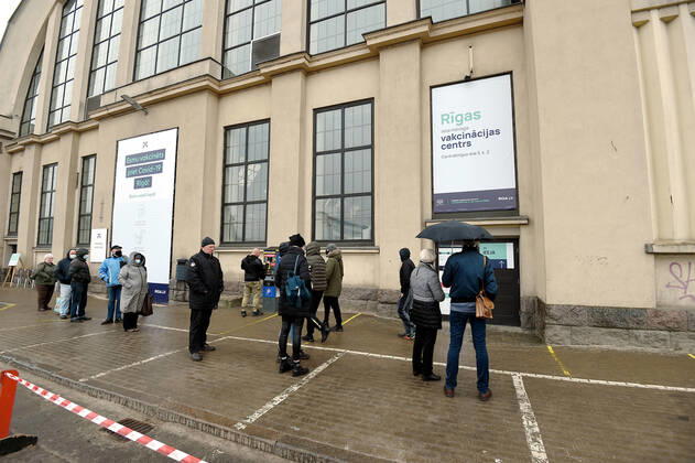 (210403) -- RIGA, April 3, 2021 -- People line up to enter a mass immunization center in Riga, Latvia, on April 3, 2021. Latvia on Saturday opened mass immunization centers in eight cities and towns in a bid to ramp up vaccinations against COVID-19, health authorities informed. (Photo by Xinhua) LATVIA-RIGA-COVID-19-MASS IMMUNIZATION CENTER-OPENING EdijsxPalens