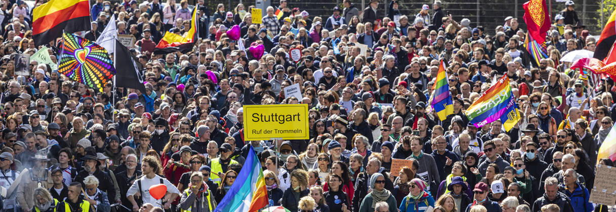 Querdenker und andere Gegner der Pandemie-Einschränkungen haben in Stuttgart ohne Abstand und meist ohne Schutzmaske demonstriert. Mindestens vier Demos mit 2500 Teilnehmern waren angemeldet, gekommen waren aber weit mehr. Hier der Zug der Demonstranten durch die Innenstadt über die B10 B14 zum offiziellen Versammlungsort, dem Cannstatter Wasen. 03.04.2021: Europa, DEU, Deutschland, Baden-Württemberg, Stuttgart.