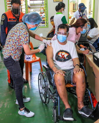 (210404) -- MANILA, April 4, 2021 -- A resident is inoculated with a dose of CoronaVac COVID-19 vaccine, made by Sinovac Biotech, at a vaccination site in Manila, the Philippines on April 4, 2021. The Philippines Department of Health (DOH) reported 11,028 new COVID-19 infections on Sunday, bringing the total number of confirmed cases in the Southeast Asian country to 795,051. The death toll climbed to 13,425 after two more patients died from the viral disease, the DOH said. ) PHILIPPINES-MANILA-COVID-19-VACCINATION RouellexUmali