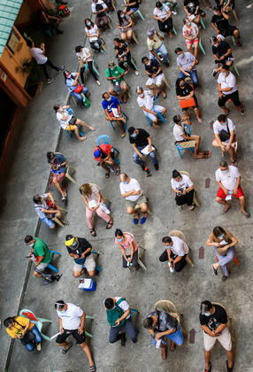 (210404) -- MANILA, April 4, 2021 -- Residents wait to be inoculated with CoronaVac COVID-19 vaccines, made by Sinovac Biotech, at a vaccination site in Manila, the Philippines on April 4, 2021. The Philippines Department of Health (DOH) reported 11,028 new COVID-19 infections on Sunday, bringing the total number of confirmed cases in the Southeast Asian country to 795,051. The death toll climbed to 13,425 after two more patients died from the viral disease, the DOH said. ) PHILIPPINES-MANILA-COVID-19-VACCINATION RouellexUmali
