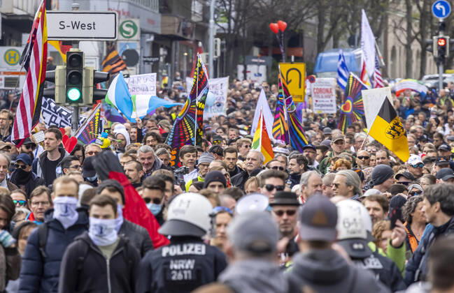 Querdenker und andere Gegner der Pandemie-Einschränkungen haben in Stuttgart ohne Abstand und meist ohne Schutzmaske demonstriert. Mindestens vier Demos mit 2500 Teilnehmern waren angemeldet, gekommen waren aber weit mehr. Hier der Zug der Demonstranten durch die Innenstadt über die B10 B14 zum offiziellen Versammlungsort, dem Cannstatter Wasen. 03.04.2021: Europa, DEU, Deutschland, Baden-Württemberg, Stuttgart.