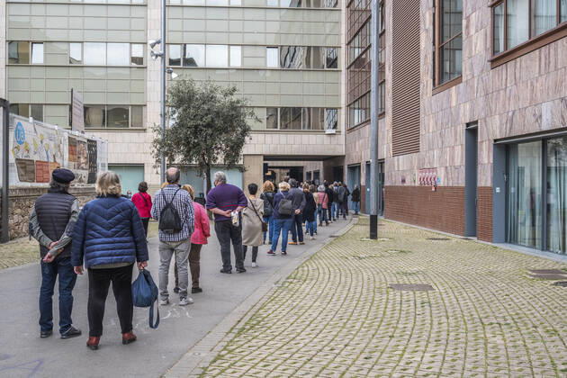 April 4, 2021, Barcelona, Spain: A queue of people is seen at the vaccination point of the Faculty of Geography and History waiting to receive the AstraZeneca vaccine..Queues in Barcelona to get vaccinated against Covid-19 during the Holy Week at the vaccination point of the Faculty of Geography and History. Barcelona Spain - ZUMAs197 20210404_zaa_s197_014 Copyright: xPacoxFreirex