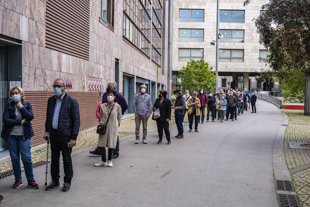 April 4, 2021, Barcelona, Spain: A queue of people is seen at the vaccination point of the Faculty of Geography and History waiting to receive the AstraZeneca vaccine..Queues in Barcelona to get vaccinated against Covid-19 during the Holy Week at the vaccination point of the Faculty of Geography and History. Barcelona Spain - ZUMAs197 20210404_zaa_s197_015 Copyright: xPacoxFreirex