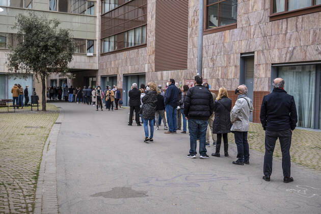 April 4, 2021, Barcelona, Spain: A queue of people is seen at the vaccination point of the Faculty of Geography and History waiting to receive the AstraZeneca vaccine..Queues in Barcelona to get vaccinated against Covid-19 during the Holy Week at the vaccination point of the Faculty of Geography and History. Barcelona Spain - ZUMAs197 20210404_zaa_s197_017 Copyright: xPacoxFreirex