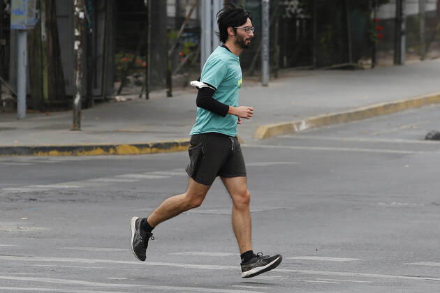 Santiago, April 4, 2021 Athletes who do not respect the quarantine are photographed after 10 am The hours authorized by the Ministry of Health to do sports is between 6 and 9 am Marcelo Hernandez Atonchile, Santiago Chile Aton 499578 Copyright: MARCELOxHERNANDEZ ATONCHILE