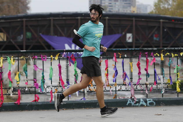 Santiago, April 4, 2021 Athletes who do not respect the quarantine are photographed after 10 a.m. The hours authorized by the Ministry of Health for sports are between 6 and 9 a.m. Marcelo Hernandez Atonchile, Santiago Chile Aton 499579 Copyright: MARCELOxHERNANDEZ ATONCHILE