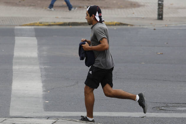 Santiago, April 4, 2021 Athletes who do not respect the quarantine are photographed after 10 a.m. The hours authorized by the Ministry of Health for sports are between 6 and 9 a.m. Marcelo Hernandez Atonchile, Santiago Chile Aton 499580 Copyright: MARCELOxHERNANDEZ ATONCHILE