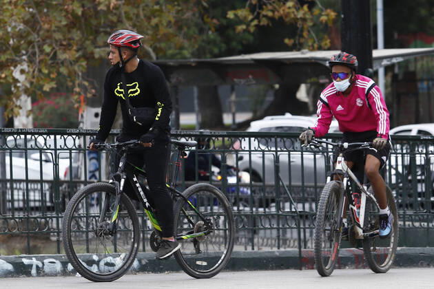 Santiago, April 4, 2021 Athletes who do not respect the quarantine are photographed after 10 a.m. The hours authorized by the Ministry of Health for sports are between 6 and 9 a.m. Marcelo Hernandez Atonchile, Santiago Chile Aton 499583 Copyright: MARCELOxHERNANDEZ ATONCHILE
