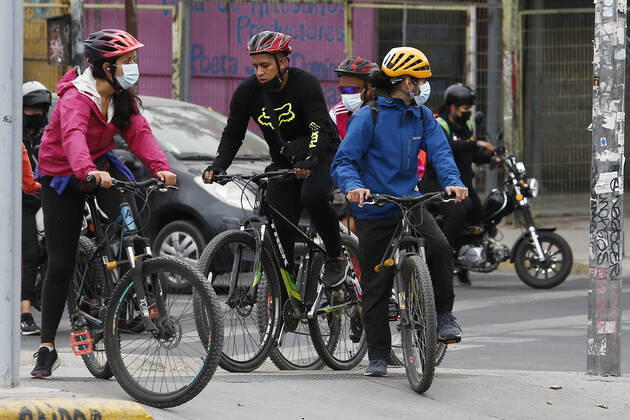 Santiago, April 4, 2021 Athletes who do not respect the quarantine are photographed after 10 am The hours authorized by the Ministry of Health for sports is between 6 and 9 am Marcelo Hernandez Atonchile, Santiago Chile Aton 499584 Copyright: MARCELOxHERNANDEZ ATONCHILE