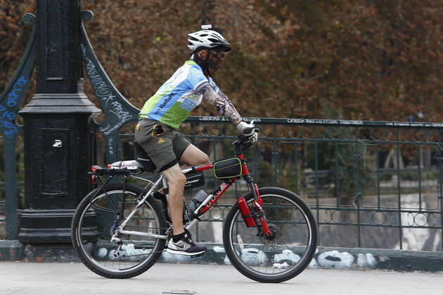 Santiago, April 4, 2021 Athletes who do not respect the quarantine are photographed after 10 am The hours authorized by the Ministry of Health for sports is between 6 and 9 am Marcelo Hernandez Atonchile, Santiago Chile Aton 499585 Copyright: MARCELOxHERNANDEZ ATONCHILE