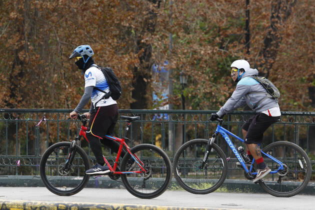 Santiago, April 4, 2021 Athletes who do not respect the quarantine are photographed after 10 a.m. The hours authorized by the Ministry of Health for sports are between 6 and 9 a.m. Marcelo Hernandez Atonchile, Santiago Chile Aton 499586 Copyright: MARCELOxHERNANDEZ ATONCHILE