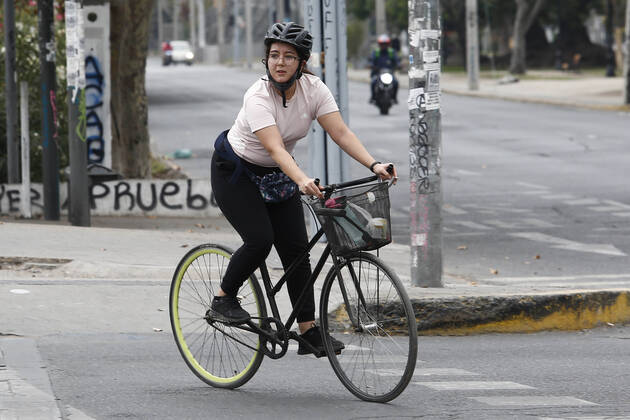 Santiago, April 4, 2021 Athletes who do not respect the quarantine are photographed after 10 am The hours authorized by the Ministry of Health for sports is between 6 and 9 am Marcelo Hernandez Atonchile, Santiago Chile Aton 499587 Copyright: MARCELOxHERNANDEZ ATONCHILE