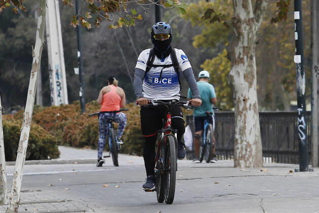Santiago, April 4, 2021 Athletes who do not respect the quarantine are photographed after 10 a.m. The hours authorized by the Ministry of Health for sports are between 6 and 9 a.m. Marcelo Hernandez Atonchile, Santiago Chile Aton 499589 Copyright: MARCELOxHERNANDEZ ATONCHILE