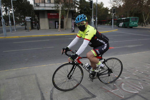 Santiago, April 4, 2021 Athletes who do not respect the quarantine are photographed after 10 am The hours authorized by the Ministry of Health to do sports is between 6 and 9 am Marcelo Hernandez Atonchile, Santiago Chile Aton 499554 Copyright: MARCELOxHERNANDEZ ATONCHILE