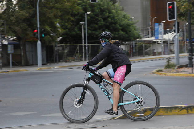 Santiago, April 4, 2021 Athletes who do not respect the quarantine are photographed after 10 a.m. The hours authorized by the Ministry of Health for sports are between 6 and 9 a.m. Marcelo Hernandez Atonchile, Santiago Chile Aton 499555 Copyright: MARCELOxHERNANDEZ ATONCHILE