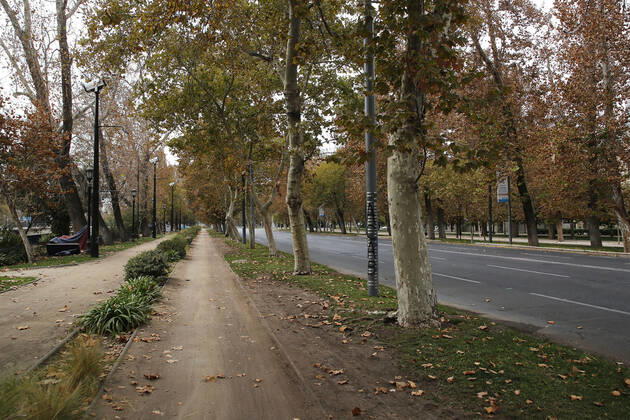 Santiago, 4 April 2021 Low activity in streets and parks of the capital during the quarantine by coronavirus This Monday begin the new measures against the pandemic, curfew at 21 hours and restricted travel permits Marcelo Hernandez Atonchile, Santiago Chile Aton 499609 Copyright: MARCELOxHERNANDEZ ATONCHILE