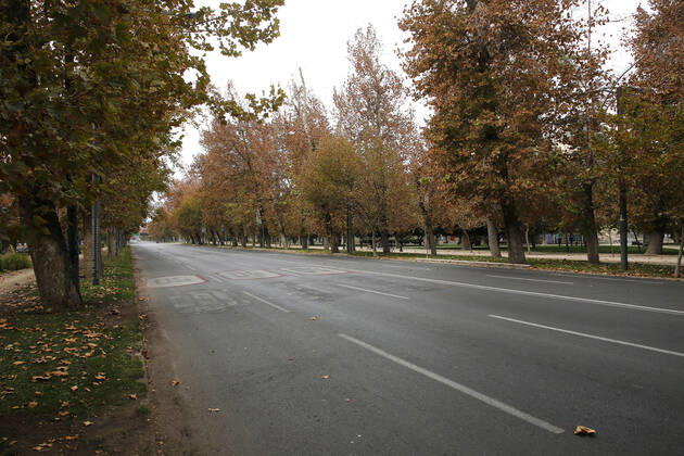 Santiago, 4 April 2021 Low activity in streets and parks of the capital during the quarantine by coronavirus This Monday begin the new measures against the pandemic, curfew at 21 hours and restricted travel permits Marcelo Hernandez Atonchile, Santiago Chile Aton 499610 Copyright: MARCELOxHERNANDEZ ATONCHILE
