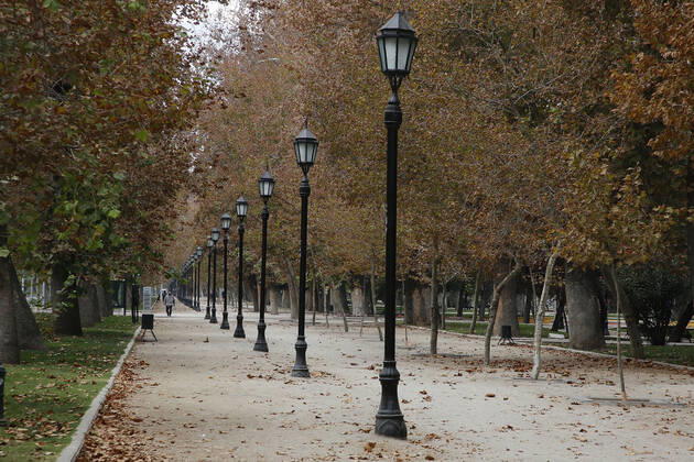 Santiago, 4 April 2021 Low activity in streets and parks of the capital during the quarantine by coronavirus This Monday begin the new measures against the pandemic, curfew at 21 hours and restricted travel permits Marcelo Hernandez Atonchile, Santiago Chile Aton 499611 Copyright: MARCELOxHERNANDEZ ATONCHILE