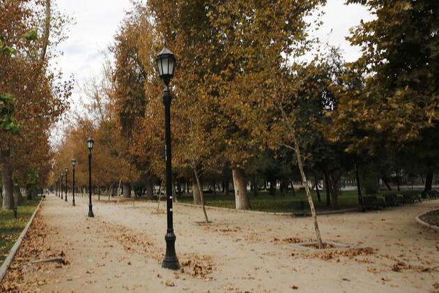 Santiago, 4 April 2021 Low activity in streets and parks of the capital during the quarantine by coronavirus This Monday begin the new measures against the pandemic, curfew at 21 hours and restricted travel permits Marcelo Hernandez Atonchile, Santiago Chile Aton 499612 Copyright: MARCELOxHERNANDEZ ATONCHILE