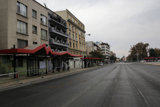 Santiago, 4 April 2021 Low activity in streets and parks of the capital during the quarantine by coronavirus This Monday begin the new measures against the pandemic, curfew at 21 hours and restricted travel permits Marcelo Hernandez Atonchile, Santiago Chile Aton 499613 Copyright: MARCELOxHERNANDEZ ATONCHILE