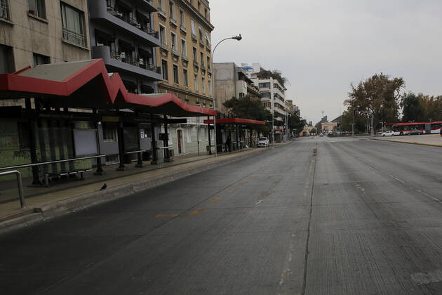 Santiago, 4 April 2021 Low activity in streets and parks of the capital during the quarantine by coronavirus This Monday begin the new measures against the pandemic, curfew at 21 hours and restricted travel permits Marcelo Hernandez Atonchile, Santiago Chile Aton 499614 Copyright: MARCELOxHERNANDEZ ATONCHILE