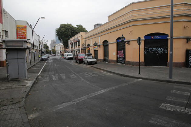 Santiago, 4 April 2021 Low activity in streets and parks of the capital during the quarantine by coronavirus This Monday begin the new measures against the pandemic, curfew at 21 hours and restricted travel permits Marcelo Hernandez Atonchile, Santiago Chile Aton 499615 Copyright: MARCELOxHERNANDEZ ATONCHILE