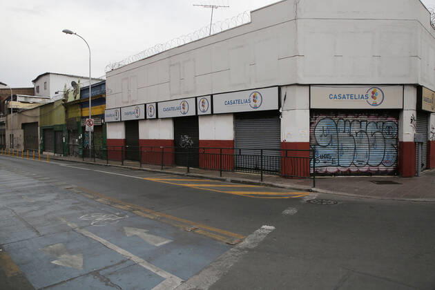 Santiago, 4 April 2021 Low activity in streets and parks of the capital during the quarantine by coronavirus This Monday begin the new measures against the pandemic, curfew at 21 hours and restricted travel permits Marcelo Hernandez Atonchile, Santiago Chile Aton 499616 Copyright: MARCELOxHERNANDEZ ATONCHILE