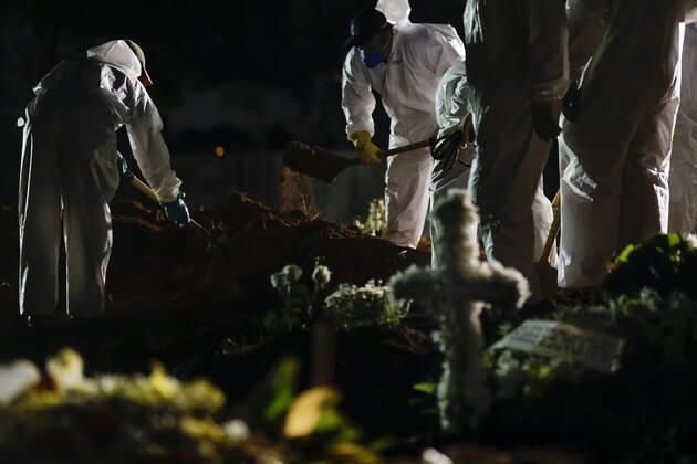 April 3, 2021, Sao Paulo, SP, Brazil: With almost 4 thousand deaths diary by Covid-19 in Brazil, night burials are a reality in the city of Sao Paulo for the exponential death increase. Some cemeteries in the state don t have more space for burials. In the photo gravediggers during a burial in the Vila Formosa cemetery. Sao Paulo Brazil - ZUMAc168 20210403_zap_c168_006 Copyright: xMarceloxChellox